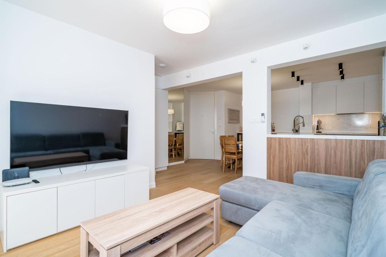 Claudia Apartman *